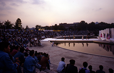 노천극장에서 진행된 의상학과 졸업작품 전시회(1998)